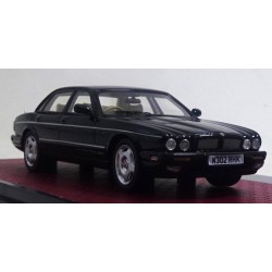 Jaguar&nbsp;XJR X300 1994 British Racing Green Matrix MX41001-273