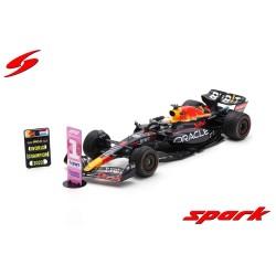 Red Bull RB18 1 F1 World Champion with pitboard Japon 2022 Max Verstappen Spark 12S034
