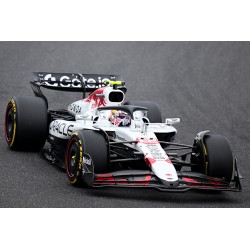 Red Bull RB21 with pitboard 22 Yuki Tsunoda F1 Japon 2025 Spark 12S055