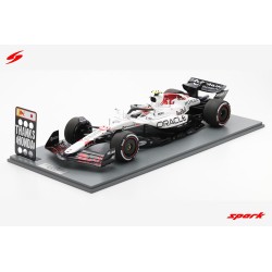 Red Bull RB21 with pitboard 22 Yuki&nbsp;Tsunoda F1 Japon 2025 Spark 12S055