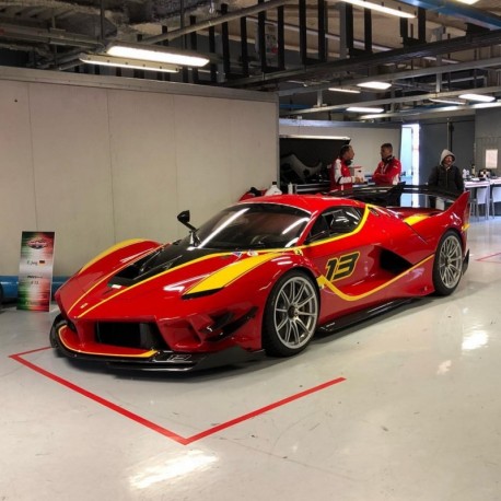 Ferrari FXX-K Evo Miniature Burago 1/18 - Voiture Diecast Neuve Avec Garage - Modélisme Statique