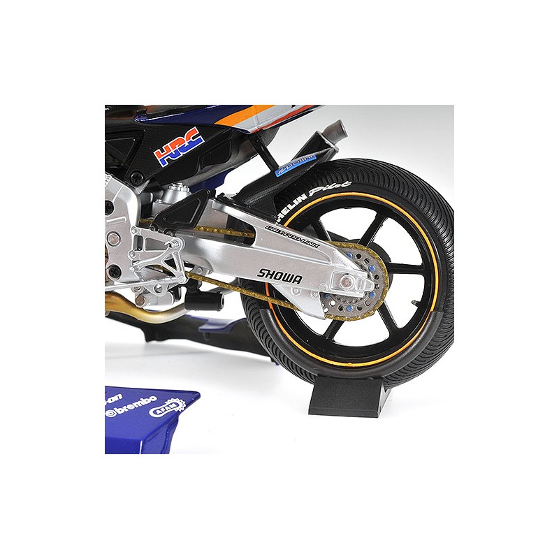 Honda RC211V 46 1st win Moto GP 2002 Valentino Rossi avec figurine